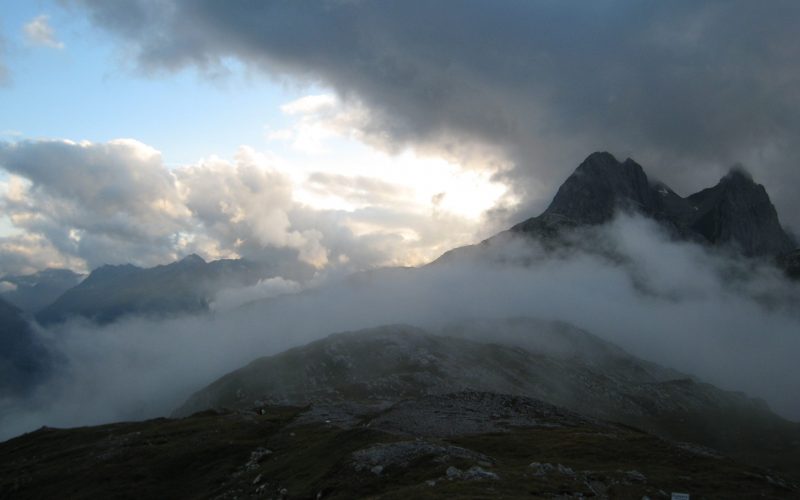 Bergspitze in Nebel